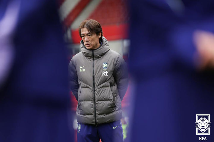 [서울=뉴시스] 축구국가대표팀 홍명보 감독이 오스트리아전을 하루 앞둔 30일(현지 시간) 오스트리아 비엔나 에른스트하펠스타디온에서 훈련 지시를 하고 있다. (사진=대한축구협회 제공) 2026.03.31. photo@newsis.com *재판매 및 DB 금지