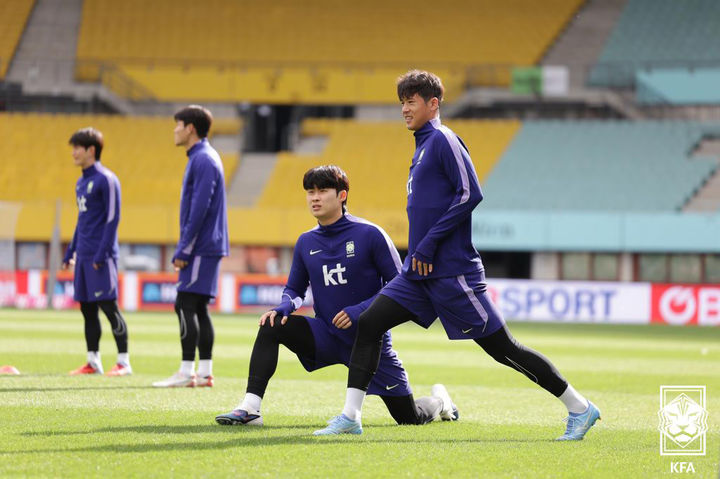 [서울=뉴시스] 축구국가대표팀 김태현, 김주성이 오스트리아전을 하루 앞둔 30일(현지 시간) 오스트리아 비엔나 에른스트하펠스타디온에서 훈련하고 있다. (사진=대한축구협회 제공) 2026.03.31. photo@newsis.com *재판매 및 DB 금지