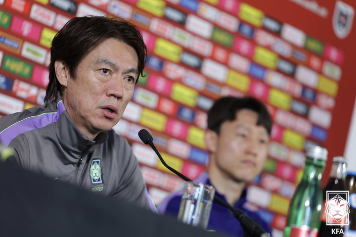 [서울=뉴시스] 홍명보 축구 국가대표팀 감독이 오스트리아전을 하루 앞둔 30일(현지 시간) 오스트리아 비엔나 에른스트하펠스타디온에서 공식 기자회견을 하고 있다. (사진=대한축구협회 제공) 2026.03.31. photo@newsis.com *재판매 및 DB 금지