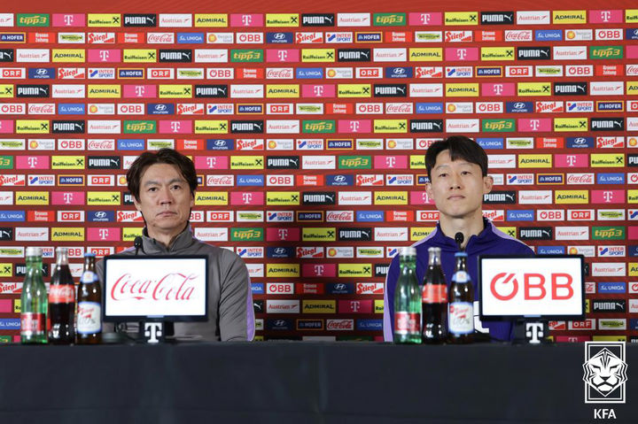 [서울=뉴시스] 축구 국가대표팀 홍명보(왼쪽) 감독과 이재성이 오스트리아전을 하루 앞둔 30일(현지 시간) 오스트리아 비엔나 에른스트하펠스타디온에서 공식 기자회견을 하고 있다. (사진=대한축구협회 제공) 2026.03.31. photo@newsis.com *재판매 및 DB 금지