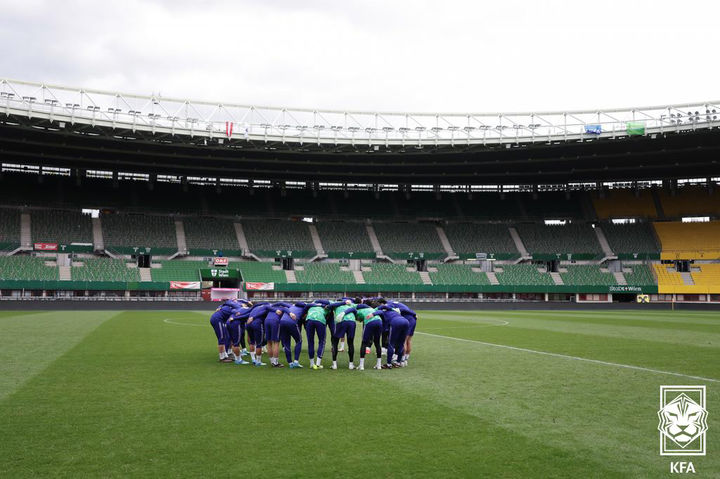 [서울=뉴시스] 축구국가대표팀이 오스트리아전을 하루 앞둔 30일(현지 시간) 오스트리아 비엔나 에른스트하펠스타디온에서 훈련 전 파이팅을 외치고 있다. (사진=대한축구협회 제공) 2026.03.31. photo@newsis.com *재판매 및 DB 금지