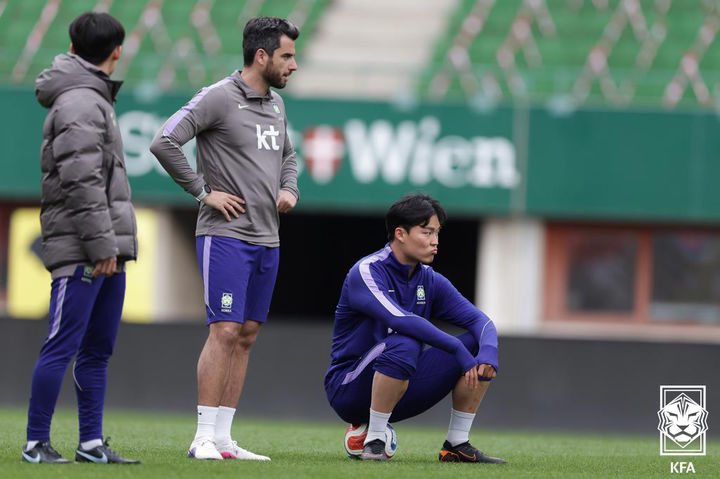 [서울=뉴시스] 축구국가대표팀 누누 마티아스 피지컬코치와 오현규가 오스트리아전을 하루 앞둔 30일(현지 시간) 오스트리아 비엔나 에른스트하펠스타디온에서 훈련하고 있다. (사진=대한축구협회 제공) 2026.03.31. photo@newsis.com *재판매 및 DB 금지