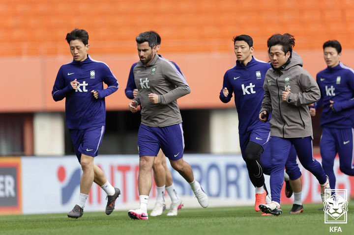 [서울=뉴시스] 축구국가대표팀 이재성, 황희찬 등이 오스트리아전을 하루 앞둔 30일(현지 시간) 오스트리아 비엔나 에른스트하펠스타디온에서 훈련하고 있다. (사진=대한축구협회 제공) 2026.03.31. photo@newsis.com *재판매 및 DB 금지
