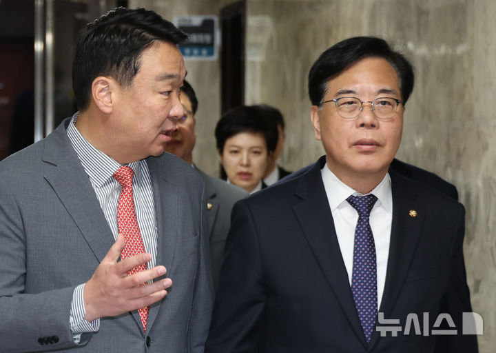 [서울=뉴시스] 김금보 기자 = 국민의힘 송언석 원내대표와 정희용(왼쪽) 사무총장이 31일 오전 서울 여의도 국회에서 원내대책회의에 참석하며 논의하고 있다. 2026.03.31. kgb@newsis.com