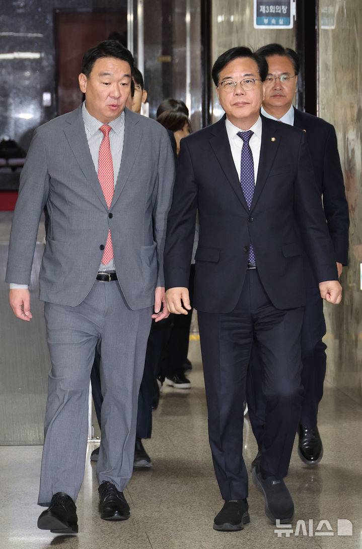 [서울=뉴시스] 김금보 기자 = 국민의힘 송언석 원내대표와 정희용(왼쪽) 사무총장이 31일 오전 서울 여의도 국회에서 원내대책회의에 참석하며 논의하고 있다. 2026.03.31. kgb@newsis.com