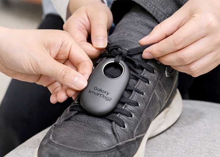 [광주=뉴시스] 광주시 치매노인 대상 '스마트 태그 배회감지기’ 보급. (사진=광주시청 제공). photo@newsis.com *재판매 및 DB 금지