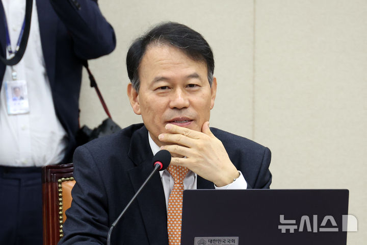 [서울=뉴시스] 윤석열 정부 대통령실 관저 이전 공사에서 공사업체 선정에 부당하게 관여한 의혹을 받는 윤한홍(사진) 국민의힘 의원이 1일 2차 종합특별검사팀에 출석해 조사를 받았다. (사진=뉴시스DB). 2026.08.01. photo@newsis.com
