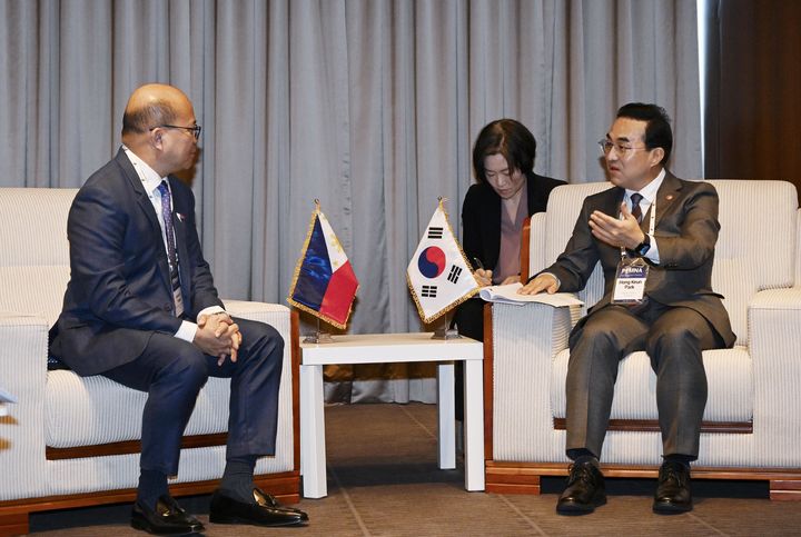 [서울=뉴시스] 박홍근(오른쪽) 기획예산처 장관이 31일 오전 서울 중구 신라호텔에서 롤란도 톨레도 필리핀 예산관리부 장관과 면담하고 있다. (사진=기획예산처 제공) 2026.03.31. photo@newsis.com *재판매 및 DB 금지