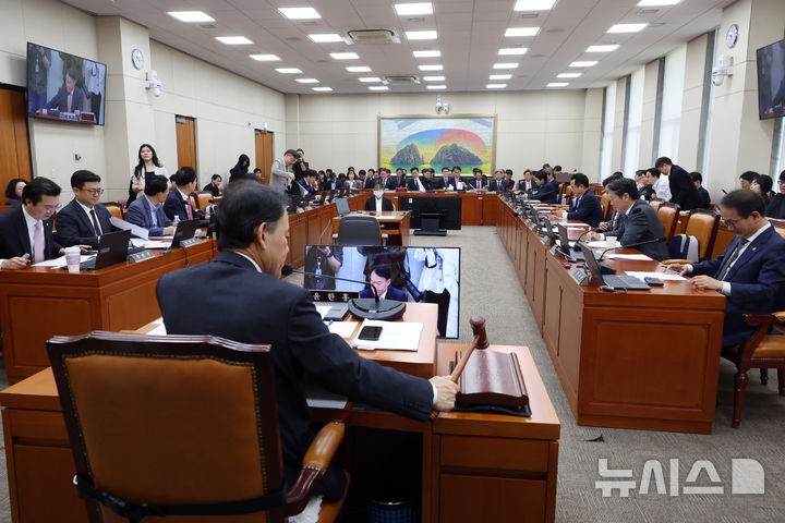 [서울=뉴시스] 고승민 기자 = 윤한홍 국회 정무위원장이 지난달 31일 서울 여의도 국회에서 열린 정무위원회 전체회의에서 의사봉을 두드리고 있다. 2026.03.31. kkssmm99@newsis.com