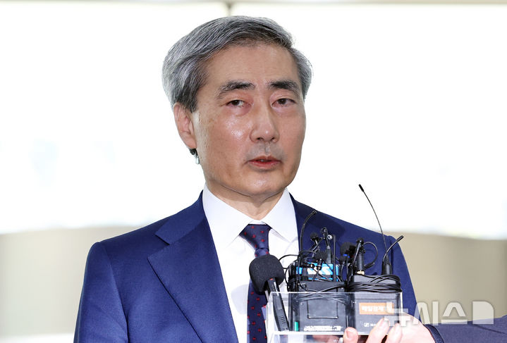 [서울=뉴시스] 최진석 기자 = 신현송 한국은행 총재 후보자가 31일 서울 중구 한화금융플라자에 차려진 인사 청문회 준비 사무실로 출근하며 기자들의 질문에 답하고 있다. 2026.03.31. myjs@newsis.com