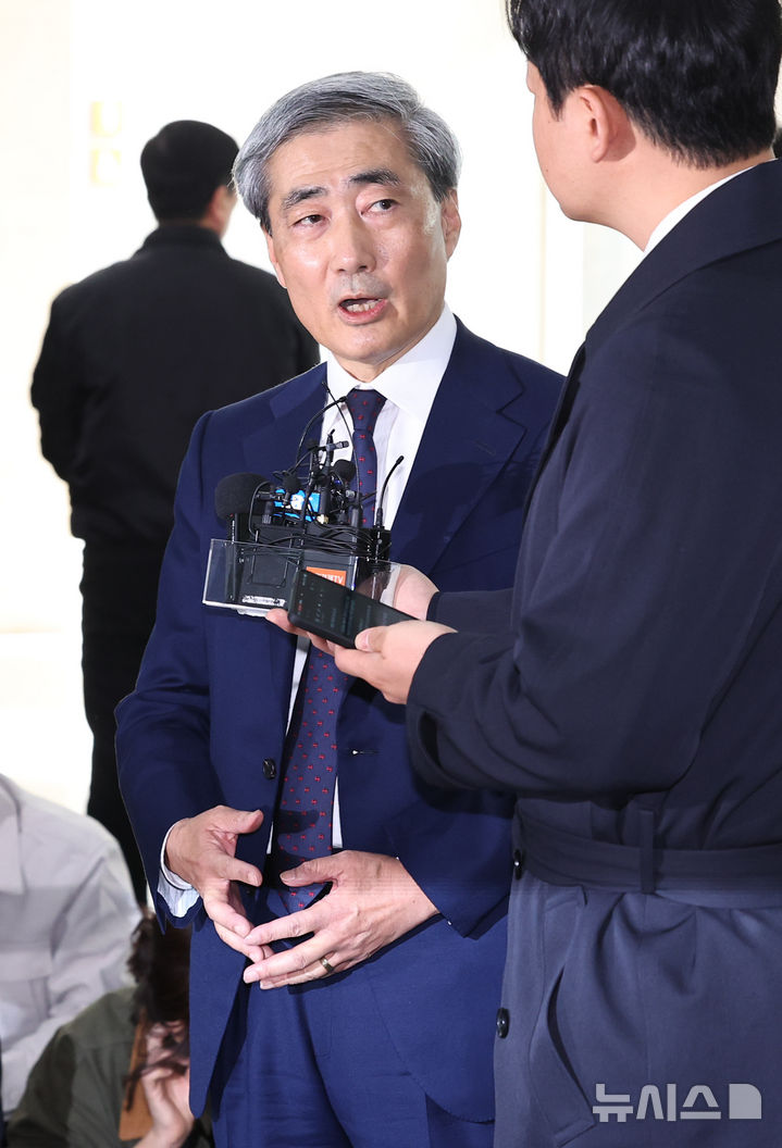 [서울=뉴시스] 최진석 기자 = 신현송 한국은행 총재 후보자가 31일 서울 중구 한화금융플라자에 차려진 인사 청문회 준비 사무실로 출근하며 기자들의 질문에 답하고 있다. 2026.03.31. myjs@newsis.com