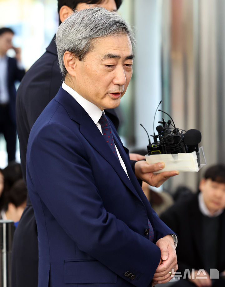 [서울=뉴시스] 최진석 기자 = 신현송 한국은행 총재 후보자가 31일 서울 중구 한화금융플라자에 차려진 인사 청문회 준비 사무실로 출근하며 기자들의 질문에 답하고 있다. 2026.03.31. myjs@newsis.com