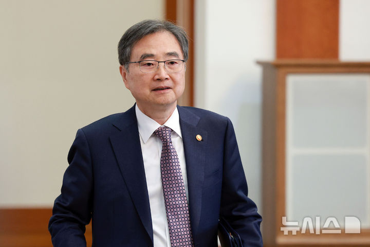 [서울=뉴시스] 고범준 기자 = 조현 외교부 장관이 31일 청와대에서 열린 국무회의에 입장하고 있다. 2026.03.31. bjko@newsis.com