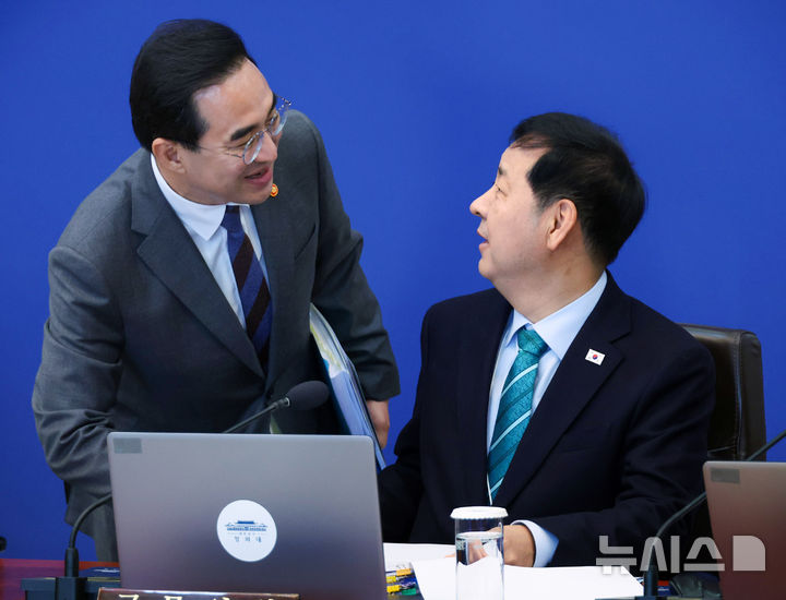 [서울=뉴시스] 고범준 기자 = 구윤철(오른쪽) 경제부총리 겸 재정경제부 장관과 박홍근 기획예산처 장관이 31일 청와대에서 열린 국무회의에서 대화하고 있다. 2026.03.31. bjko@newsis.com