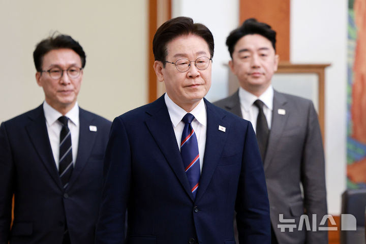 [서울=뉴시스] 고범준 기자 = 이재명 대통령이 31일 청와대에서 열린 국무회의에 입장하고 있다. 2026.03.31. bjko@newsis.com