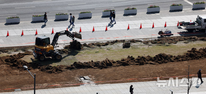 [서울=뉴시스] 김선웅 기자 = 31일 서울 종로구 광화문광장에서 봄맞이 겸 방탄소년단 공연 후 광장 잔디 원상복구 작업이 진행되고 있다. 2026.03.31. mangusta@newsis.com