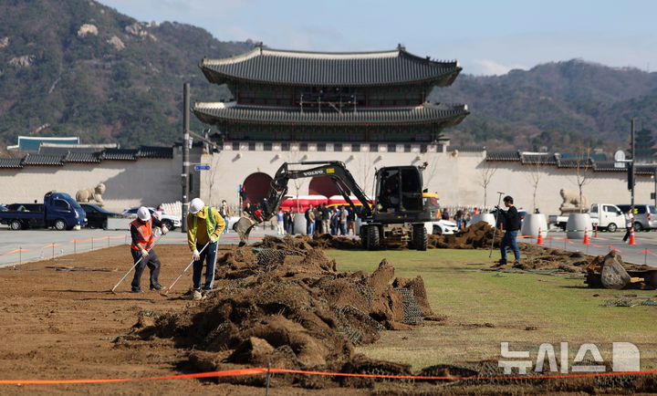 [서울=뉴시스] 김선웅 기자 = 31일 서울 종로구 광화문광장에서 봄맞이 겸 방탄소년단 공연 후 광장 잔디 원상복구 작업이 진행되고 있다. 2026.03.31. mangusta@newsis.com