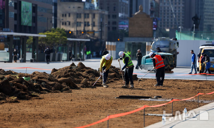 [서울=뉴시스] 김선웅 기자 = 31일 서울 종로구 광화문광장에서 봄맞이 겸 방탄소년단 공연 후 광장 잔디 원상복구 작업이 진행되고 있다. 2026.03.31. mangusta@newsis.com