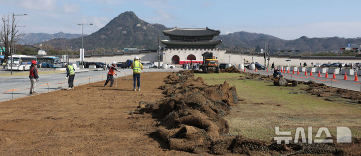 [서울=뉴시스] 김선웅 기자 = 31일 서울 종로구 광화문광장에서 봄맞이 겸 방탄소년단 공연 후 광장 잔디 원상복구 작업이 진행되고 있다. 2026.03.31. mangusta@newsis.com