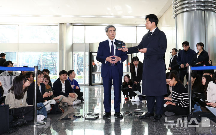 [서울=뉴시스] 최진석 기자 = 신현송 한국은행 총재 후보자가 31일 서울 중구 한화금융플라자에 차려진 인사 청문회 준비 사무실로 출근하며 기자들의 질문에 답하고 있다. 2026.03.31. myjs@newsis.com