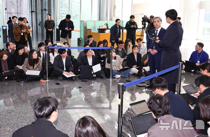 [서울=뉴시스] 최진석 기자 = 신현송 한국은행 총재 후보자가 31일 서울 중구 한화금융플라자에 차려진 인사 청문회 준비 사무실로 출근하며 기자들의 질문에 답하고 있다. 2026.03.31. myjs@newsis.com