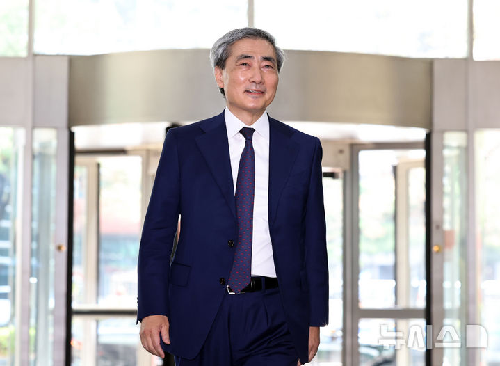 [서울=뉴시스] 최진석 기자 = 신현송 한국은행 총재 후보자가 31일 서울 중구 한화금융플라자에 차려진 인사 청문회 준비 사무실로 출근하고 있다. 2026.03.31. myjs@newsis.com