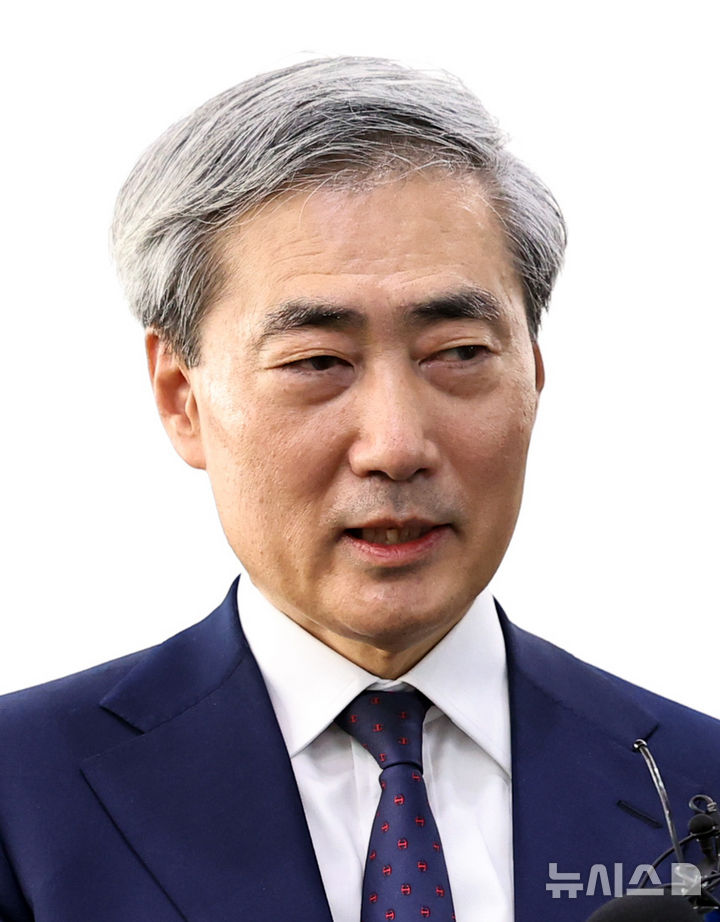 [서울=뉴시스] 최진석 기자 = 신현송 한국은행 총재 후보자가 31일 서울 중구 한화금융플라자에 차려진 인사 청문회 준비 사무실로 출근하며 기자들의 질문에 답하고 있다. 2026.03.31. myjs@newsis.com