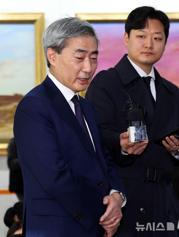 [서울=뉴시스] 최진석 기자 = 신현송 한국은행 총재 후보자가 31일 서울 중구 한화금융플라자에 차려진 인사 청문회 준비 사무실로 출근하며 기자들의 질문에 답하고 있다. 2026.03.31. myjs@newsis.com