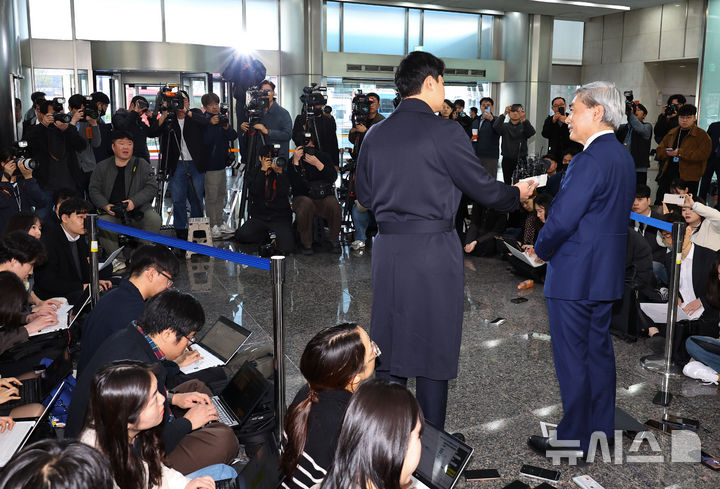 [서울=뉴시스] 최진석 기자 = 신현송 한국은행 총재 후보자가 31일 서울 중구 한화금융플라자에 차려진 인사 청문회 준비 사무실로 출근하며 기자들의 질문에 답하고 있다. 2026.03.31. myjs@newsis.com