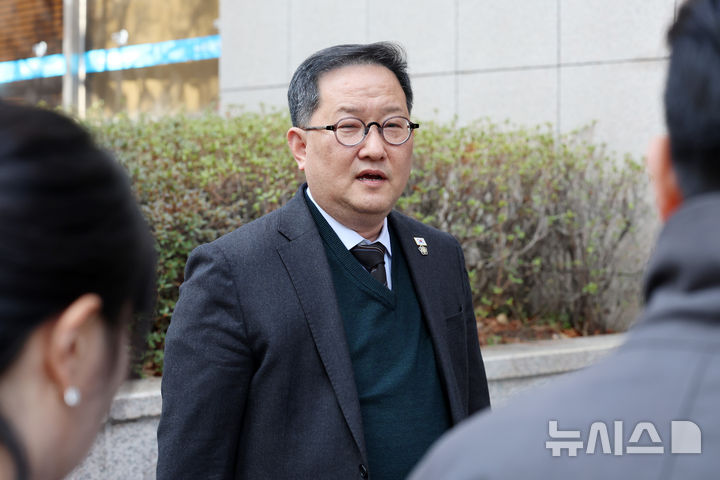 [과천=뉴시스] 조성우 기자 = 김경호 변호사가 31일 오전 경기 과천시 2차 종합특검팀 사무실에서 윤석열 반란수괴 일반이적죄 고발과 조희대 대법원장 내란중요임무종사 고발 관련 참고인 조사를 받기 위해 출석하며 취재진 질문에 답변하고 있다. 2026.03.31. xconfind@newsis.com