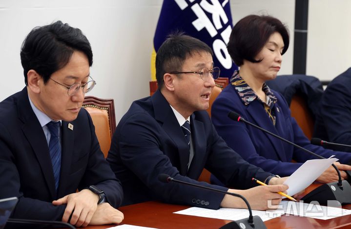 [서울=뉴시스] 조성봉 기자 = 한병도 더불어민주당 원내대표가 31일 오전 서울 여의도 국회에서 열린 원내대책회의에서 발언을 하고 있다. 2026.03.31. suncho21@newsis.com