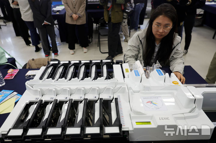 [서울=뉴시스] 홍효식 기자 = 31일 오전 서울 종로구 서울시선거관리위원회에서 열린 '제9회 전국동시지방선거 대비 모의 개표 실습'에서 선관위 관계자들이 투표지 분류기를 통한 분류 작업을 하고 있다. 2026.03.31. yesphoto@newsis.com