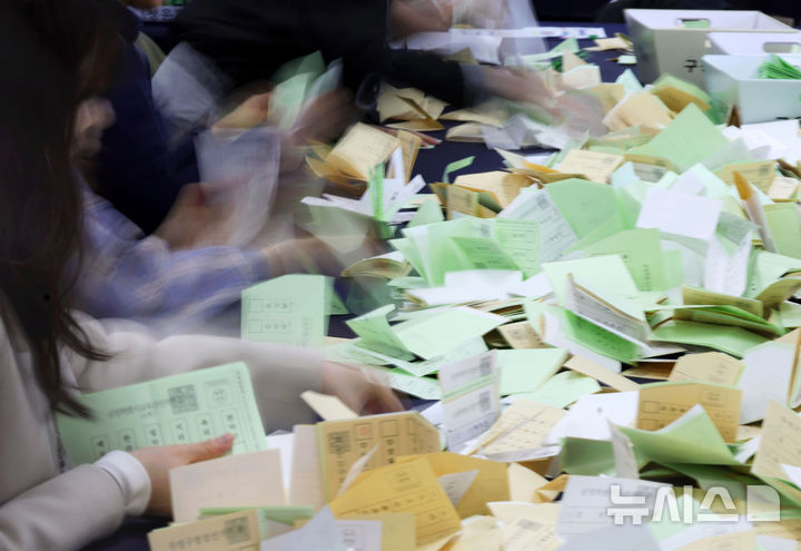 [서울=뉴시스] 홍효식 기자 = 31일 오전 서울 종로구 서울시선거관리위원회에서 열린 '제9회 전국동시지방선거 대비 모의 개표 실습'에서 구 선관위 관계자들이 투표지 분류 작업을 하고 있다. 2026.03.31. yesphoto@newsis.com