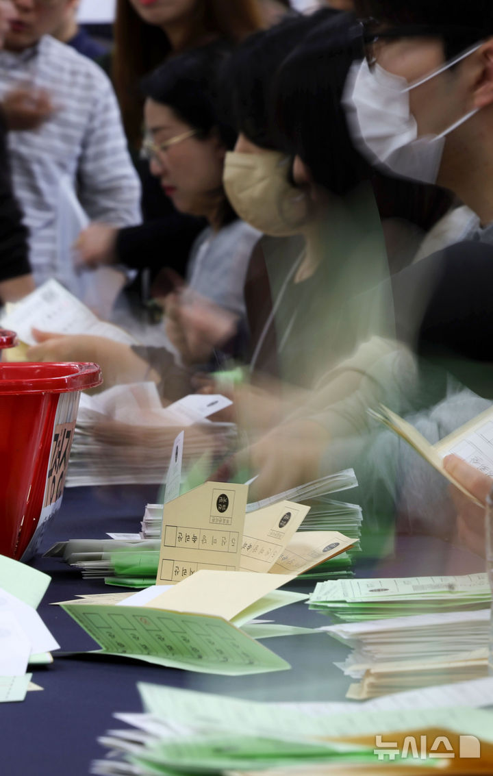 [서울=뉴시스] 홍효식 기자 = 31일 오전 서울 종로구 서울시선거관리위원회에서 열린 '제9회 전국동시지방선거 대비 모의 개표 실습'에서 구 선관위 관계자들이 투표지 분류 작업을 하고 있다. 2026.03.31. yesphoto@newsis.com