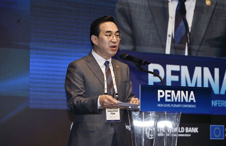 [서울=뉴시스] 박홍근 기획예산처 장관이 31일 오전 서울 중구 신라호텔에서 열린 '아태재정협력체(PEMNA) 고위급 총회'에 참석해 개회사를 하고 있다. (사진=기획예산처 제공) 2026.03.31. photo@newsis.com *재판매 및 DB 금지