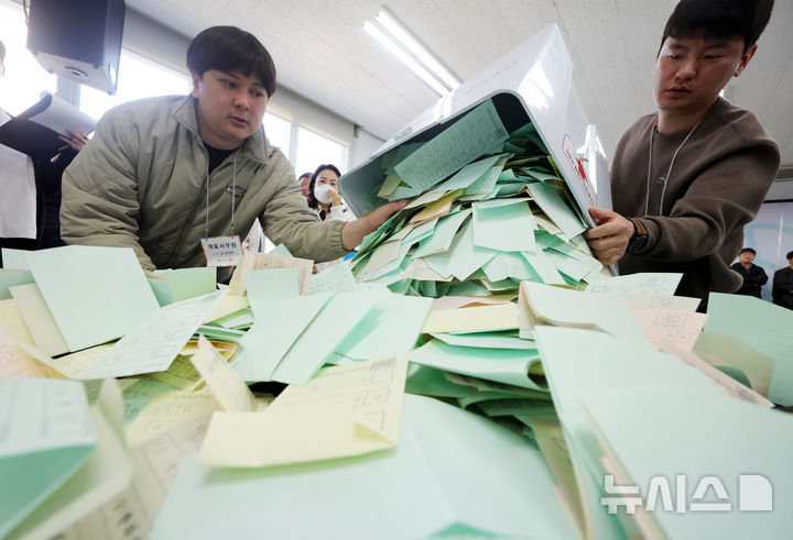 [서울=뉴시스] 홍효식 기자 = 31일 오전 서울 종로구 서울시선거관리위원회에서 열린 '제9회 전국동시지방선거 대비 모의 개표 실습'에서 구 선관위 관계자들이 투표지 분류 작업을 하고 있다. 2026.03.31. yesphoto@newsis.com