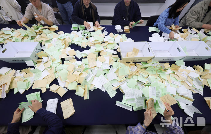 [서울=뉴시스] 홍효식 기자 = 31일 오전 서울 종로구 서울시선거관리위원회에서 열린 '제9회 전국동시지방선거 대비 모의 개표 실습'에서 구 선관위 관계자들이 투표지 분류 작업을 하고 있다. 2026.03.31. yesphoto@newsis.com