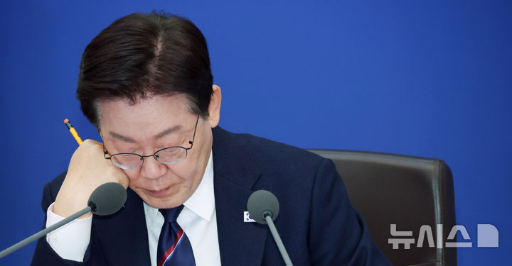 [서울=뉴시스] 고범준 기자 = 이재명 대통령이 31일 청와대에서 열린 국무회의에서 중동전쟁 관련 비상국정운영 및 대응현황 자료를 살펴보고 있다. 2026.03.31. bjko@newsis.com