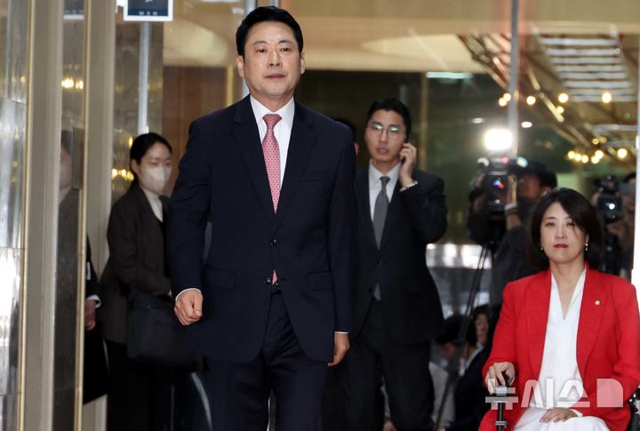 [서울=뉴시스] 조성봉 기자 = 장동혁 국민의힘 대표가 개헌관련 논의를 위해 31일 오전 서울 여의도 국회의장실로 향하고 있다. 2026.03.31. suncho21@newsis.com