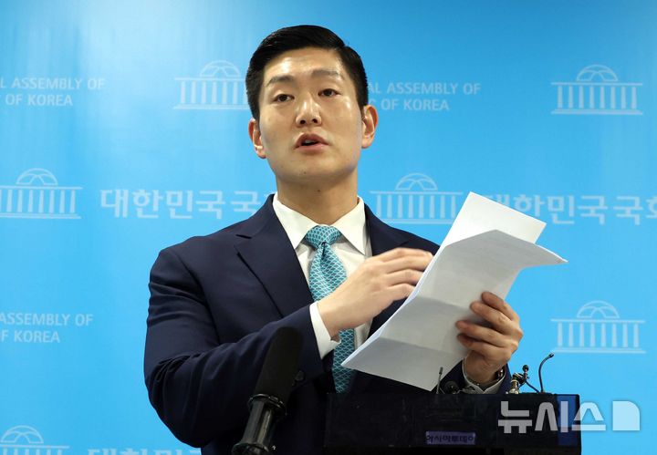 [서울=뉴시스] 조성봉 기자 = 김재섭 국민의힘 의원이 31일 오전 서울 여의도 국회 소통관에서 정원오 민주당 서울시장 예비후보의 성동구청장 재직시 ‘공무국외출장 의혹’ 관련 기자회견을 하고 있다. 2026.03.31.suncho21@newsis.com