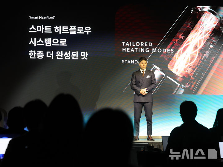 [서울=뉴시스] 배훈식 기자 = 프레데릭 에스트리포 JTI코리아 마케팅 디렉터가 31일 오전 서울 영등포구 페어몬트 앰배서더 서울 호텔에서 열린 기자 간담회에서 차세대 궐련형 전자담배 디바이스 신제품 '플룸 아우라(Ploom AURA)'를 소개하고 있다. 스마트 히트플로우 기술이 적용된 '플룸 아우라'는 다음달 14일 정식 출시한다. 2026.03.31. dahora83@newsis.com