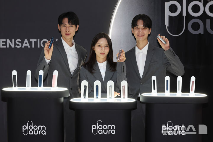 [서울=뉴시스] 배훈식 기자 = 모델들이 31일 오전 서울 영등포구 페어몬트 앰배서더 서울 호텔에서 JTI코리아의 차세대 궐련형 전자담배 디바이스 신체품 '플룸 아우라(Ploom AURA)를 선보이고 있다. 스마트 히트플로우 기술이 적용된 '플룸 아우라'는 다음달 14일 한국에 정식 출시한다. 2026.03.31. dahora83@newsis.com