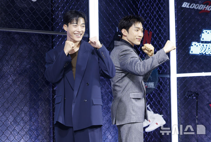 [서울=뉴시스] 김혜진 기자 = 배우 우도환(왼쪽), 이상이가 31일 오전 서울 중구 앰배서더 서울 풀만에서 열린 넷플릭스 시리즈 '사냥개들' 시즌2 제작발표회에서 포즈를 취하고 있다. 2026.03.31. jini@newsis.com