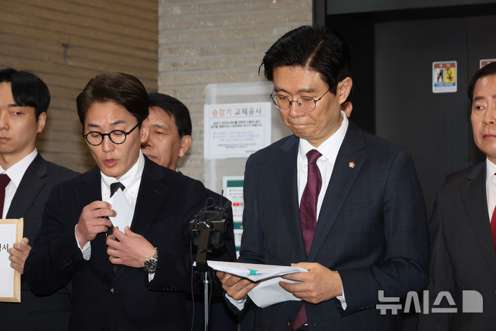 [서울=뉴시스] 고승민 기자 = 조정훈 국민의힘 의원이 31일 서울 여의도 당사에서 공천헌금 의혹 등 신상 관련 기자회견을 하던 중 생각에 잠겨 있다. 2026.03.31. kkssmm99@newsis.com