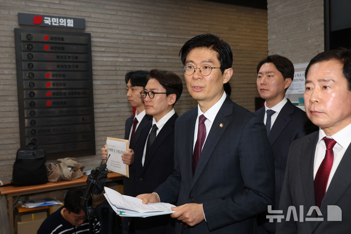 [서울=뉴시스] 고승민 기자 = 조정훈 국민의힘 의원이 31일 서울 여의도 당사에서 공천헌금 의혹 등 신상 관련 기자회견을 하고 있다. 2026.03.31. kkssmm99@newsis.com