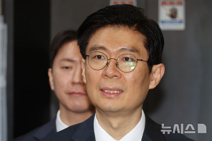 [서울=뉴시스] 고승민 기자 = 조정훈 국민의힘 의원이 지난달 31일 서울 여의도 당사에서 공천헌금 의혹 등 신상 관련 기자회견을 하고 있다. 2026.03.31. kkssmm99@newsis.com