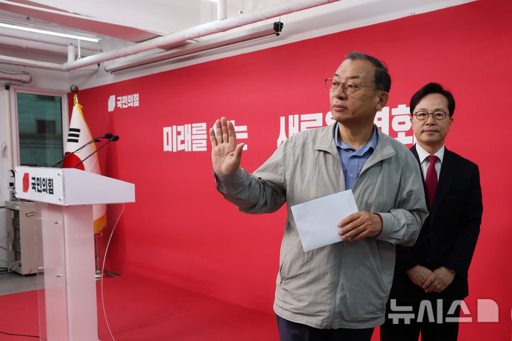 [서울=뉴시스] 고승민 기자 = 이정현 국민의힘 공천관리위원장이 31일 서울 여의도 당사에서 50만 이상 도시 경선결과를 발표한 뒤 발언대를 나서고 있다. 이 위원장은 이후 공관위원장직 사퇴 의사를 밝혔다. 2026.03.31. kkssmm99@newsis.com