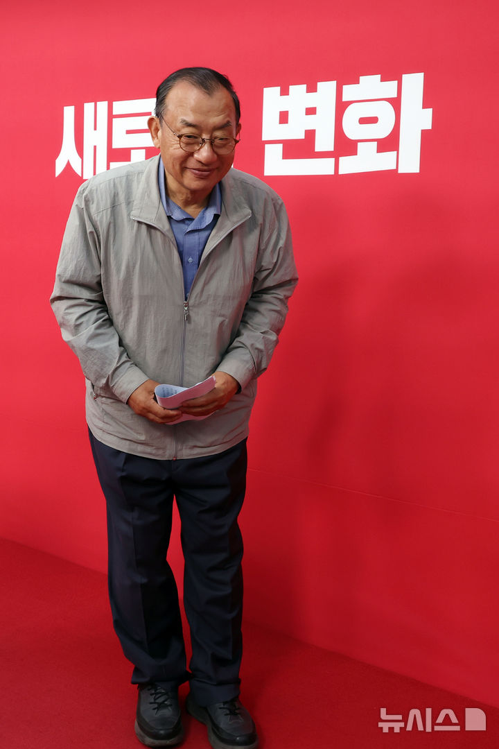 [서울=뉴시스] 고승민 기자 = 이정현 국민의힘 공천관리위원장이 31일 서울 여의도 당사에서 50만 이상 도시 경선결과를 발표한 뒤 인사하고 있다. 이 위원장은 이후 공관위원장직 사퇴 의사를 밝혔다. 2026.03.31. kkssmm99@newsis.com