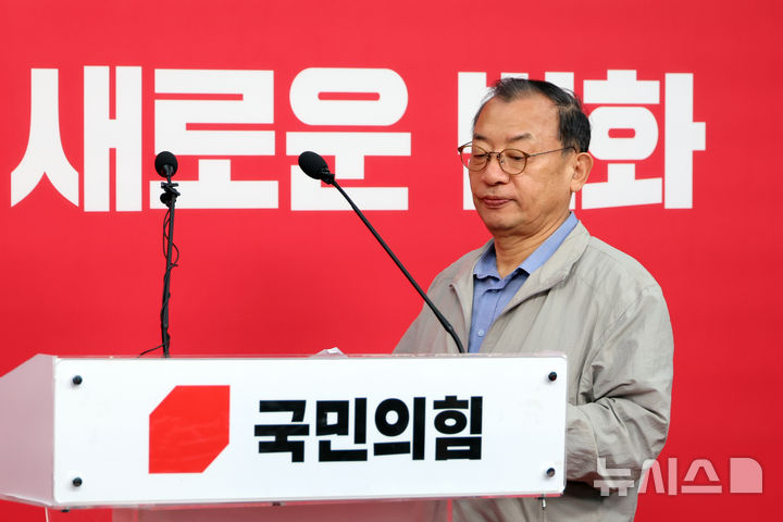 [서울=뉴시스] 고승민 기자 = 이정현 국민의힘 공천관리위원장이 31일 서울 여의도 당사에서 50만 이상 도시 경선결과를 발표하기 위해 발언대로 들어서고 있다. 이 위원장은 이후 공관위원장직 사퇴 의사를 밝혔다. 2026.03.31. kkssmm99@newsis.com