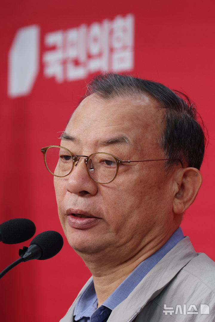 [서울=뉴시스] 고승민 기자 = 이정현 국민의힘 공천관리위원장이 31일 서울 여의도 당사에서 50만 이상 도시 경선결과를 발표하고 있다. 이 위원장은 이후 공관위원장직 사퇴 의사를 밝혔다. 2026.03.31. kkssmm99@newsis.com